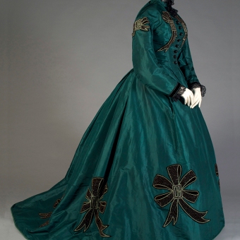 Dress of green taffeta with appliqué bows, KSUM 1983.1.105