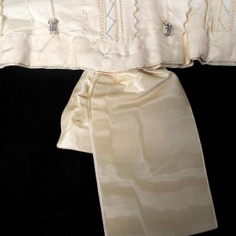 The waist of the bodice has two hooks at the center back, which align with corresponding eyes on the skirt’s waistband. These points of attachment ensured that the dress remained straight and in place.