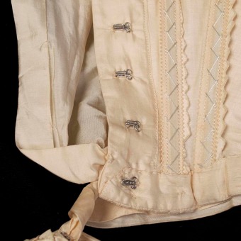 The blousing at front of the bodice was typical of the turn-of-the-century. A look at the interior structure reaveals that the underbodice is heavily boned down the front, with the loose appearance being created with a space between the two layers of the bodice.